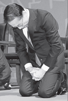 이명박 대통령이 국가조찬기도회에 참석해 무릎을 꿇고 통성기도를 하고 있는 모습. 