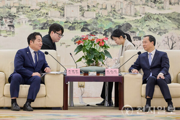 오세현 아산시장(왼쪽)이 5일 뤼청시 동관시장과 만나 상호 교류 협력방안을 논의하고 있다. (제공: 아산시) ⓒ천지일보 2025.11.06.