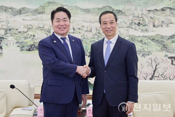 오세현 아산시장(왼쪽)이 5일 뤼청시 동관시장과 만나 상호 교류 협력방안을 논의하고 있다. (제공: 아산시) ⓒ천지일보 2025.11.06.