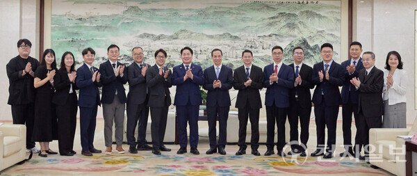 오세현 아산시장(왼쪽)이 5일 뤼청시 동관시장과 만나 상호 교류 협력방안을 논의 후 관계자들과 기념 촬영하고 있다. (제공: 아산시) ⓒ천지일보 2025.11.06.