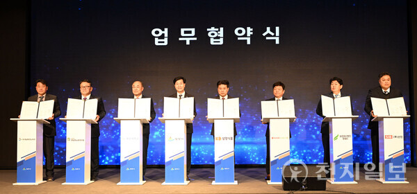 서울 여의도 중소기업중앙회 KBIZ홀에서 열린 2025 밀양시 투자유치설명회에서 (왼쪽 네번째)안병구 밀양시장이 (왼쪽 세번째)최재원 부산대학교 총장, (왼쪽 다섯번째)김동찬 삼양식품 대표 등 7개 기업·기관과 K-푸드 수출산업 육성을 위한 푸드테크 연구지원센터 구축·운영에 관한 업무협약을 체결하고 기념 촬영을 하고 있다. (제공: 밀양시청)ⓒ천지일보 2025.11.07.