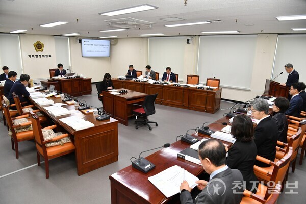 경상남도의회 기획행정위원회가 경상대·창원대 현장확인과 관련해 교육행정사무감사를 진행하고 있다. (제공: 도의회)ⓒ천지일보 2025.11.07.