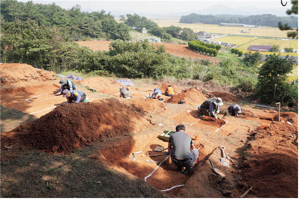 진실화해위원회가 지난해 7~10월 진행한 유해 매장 토광 확인 및 굴토 작업 현장 모습. (제공: 진실화해위)