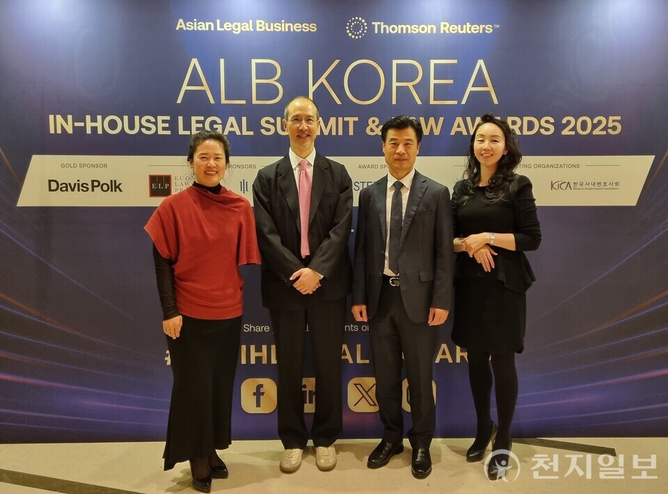 지난 6일 진행한 ALB 한국법률대상에서 GS건설이 수상 후 기념사진을 촬영하고 있다. (제공: GS건설) ⓒ천지일보 2025.11.07.