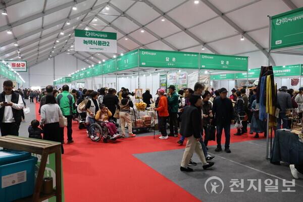 [천지일보 진주=이동현 기자] 경남 진주시가 7일 충무공동 진주종합경기장 일대에서 ‘제13회 진주국제농식품박람회’를 개최했다. 사진은 '제13회 진주국제농식품박람회' 내부 전경. ⓒ천지일보 2025.11.07.