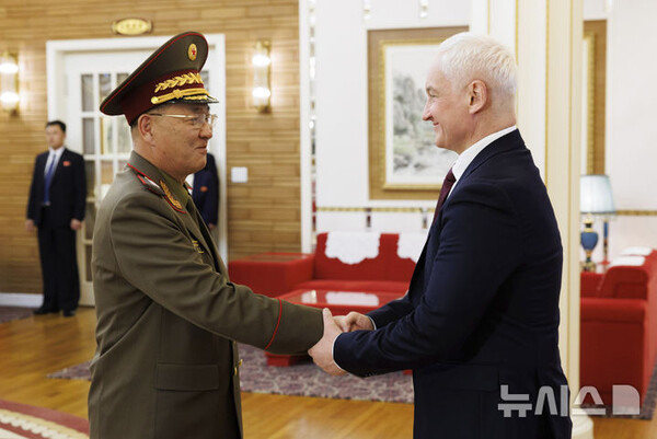[평양=AP/뉴시스] 러시아 국방부가 공개한 사진에 안드레이 벨로우소프(오른쪽) 러시아 국방장관이 2024년 11월 29일 북한 평양에서 노광철 북한 국방상과 회담하며 악수하고 있다.