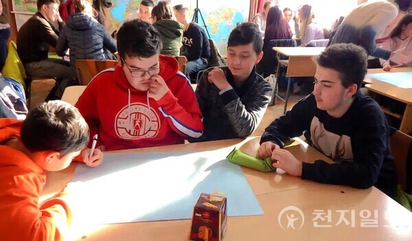 HWPL의 평화교육 프로그램은 갈등과 분쟁을 예방하고 인권 존중, 상호 이해, 평화적 대화 능력을 교육을 통해 길러주는 것을 목표로 한다. 학생들은 평화교육을 통해 자신으로부터 가족, 학교, 지역 사회, 국가, 국제 사회에 이르기까지 서로를 보호하고 공존하는 사회를 만드는 역량을 키울 수 있다. 사진은 동유럽 국가들에서 진행된 평화교육 모습. (제공: HWPL) ⓒ천지일보 2025.11.08.