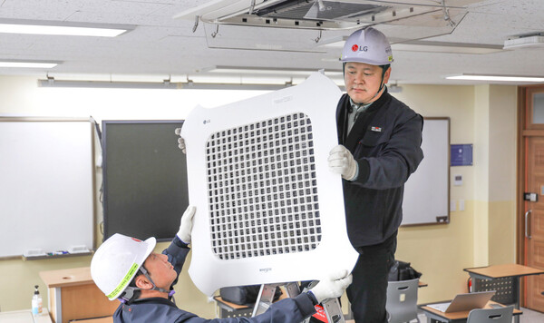 LG전자 시스템에어컨 유지보수를 담당하는 하이엠솔루텍 서비스 엔지니어들이 수능 시험장에 설치된 냉난방 시스템에어컨 작동 이상 유무를 점검하고 있다. (제공: LG전자)