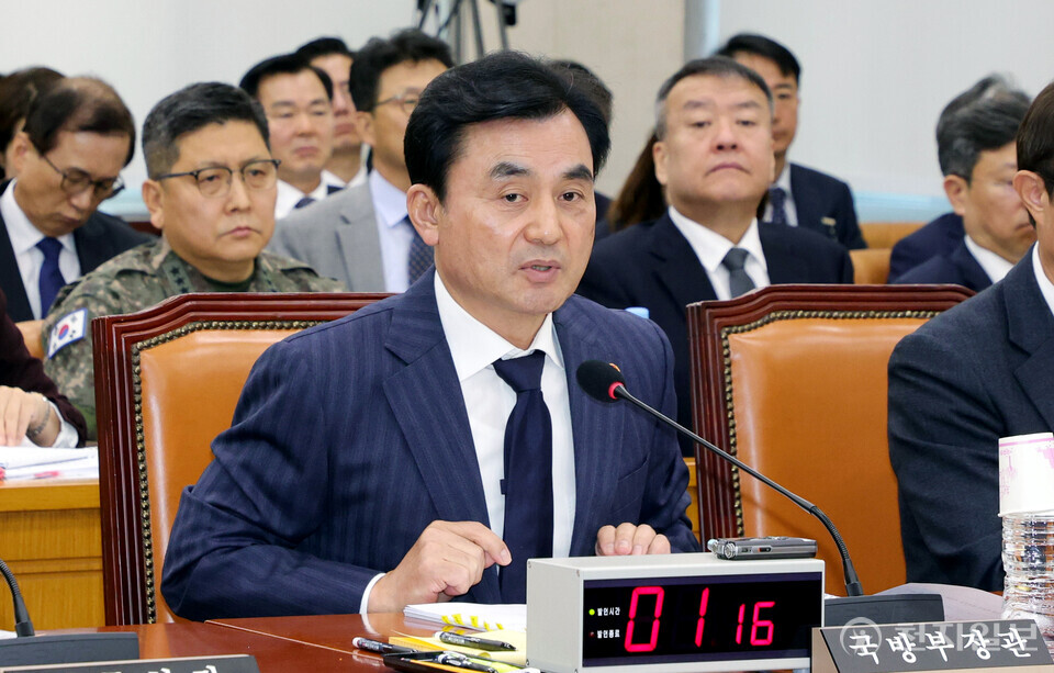 [천지일보=박준성 기자] 안규백 국방부 장관이 5일 서울 여의도 국회에서 2026년도 예산안, 기금운용계획안 등을 안건으로 열린 국방위원회 전체회의에서 의원 질의에 답하고 있다.ⓒ천지일보 2025.11.05.