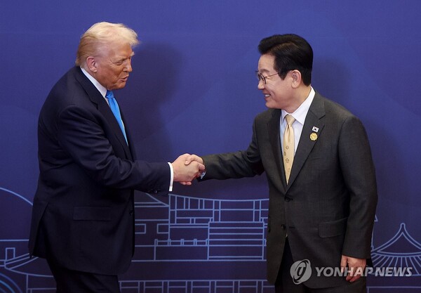 (경주=연합뉴스) 이재명 대통령이 29일 경북 경주 힐튼호텔 그랜드볼룸에서 열린 대통령 주최 정상 특별만찬에 앞서 도널드 트럼프 미국 대통령을 영접하고 있다. 2025.10.29