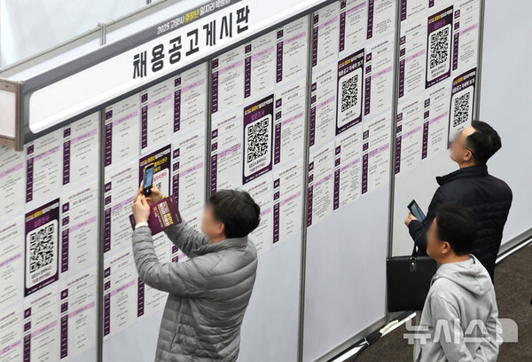 [고양=뉴시스] 6일 오후 경기도 고양시 킨텍스에서 열린 2025 고양시 중장년 일자리 박람회를 찾은 구직자들이 채용공고를 살피고 있다. 2025.11.06.