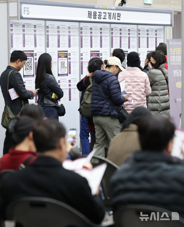 [고양=뉴시스] 6일 오후 경기도 고양시 킨텍스에서 열린 2025 고양시 중장년 일자리 박람회를 찾은 구직자들이 채용공고를 살피고 있다. 2025.11.06.