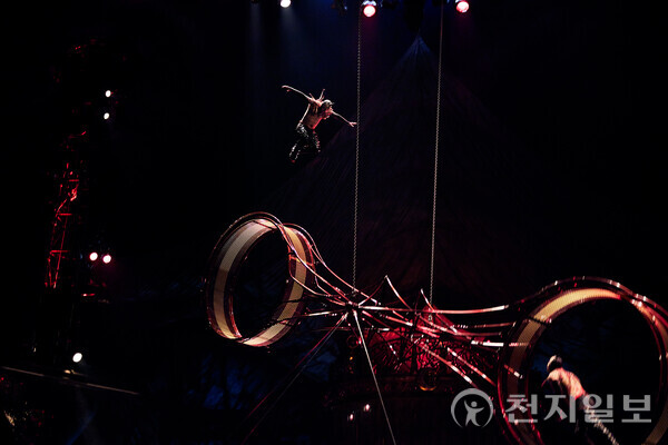 태양의서커스, 쿠자(KOOZA)는 태양의서커스 투어 공연 중에서도 가장 대담한 작품으로 손꼽힌다. 특히 하이 와이어(High Wire), 티터보드(Teeterboard), 휠 오브 데스(Wheel of Death) 등의 퍼포먼스는 한순간도 눈을 뗄 수 없을 만큼 극한의 긴장감을 선사한다. (제공: (주)마스트 인터내셔널) ⓒ천지일보 2025.11.09.