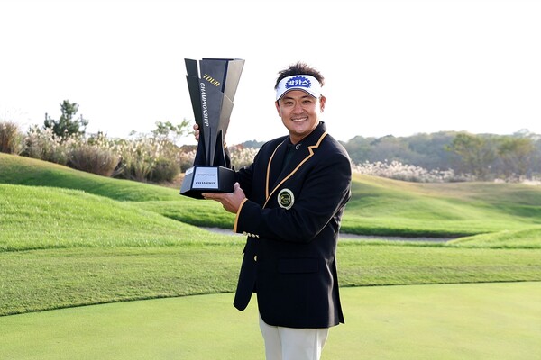 박상현이 우승 트로피를 들고 기념촬영을 하고 있다. (출처:KPGA)