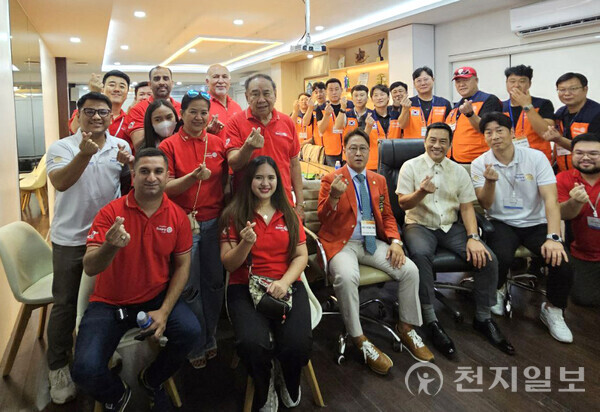 국제로타리3730지구 양양로타리클럽(회장 김영태)이 지난달 31일부터 이달 5일까지 필리핀 클락 앙헬레스시에서 현지 로타리클럽과 해외봉사교류를 가졌다. 카르멜로 라자틴 2세 앙헬레스시 시장(앞줄 오른쪽 3번째)이 봉사현장을 방문한 가운데 김영태 회장(앞줄 오른쪽 4번째)을 비롯해 로타리클럽 회원들과 기념촬영하고 있다. (제공: 양양로타리클럽) ⓒ천지일보 2025.11.09.