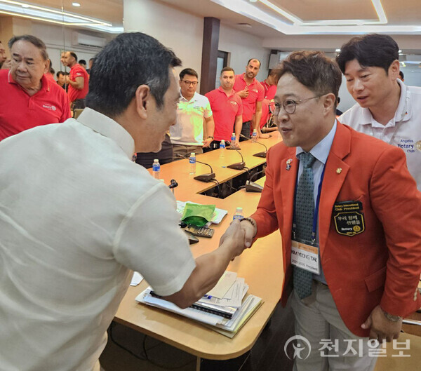 김영태 양양로타리클럽 회장이 카르멜로 라자틴 2세 앙헬레스시 시장과 악수를 나누고 있다. (제공: 양양로타리클럽) ⓒ천지일보 2025.11.09.