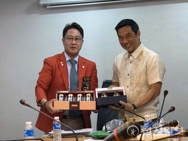 김영태 양양로타리클럽 회장(왼쪽)과 필리핀의 카르멜로 라자틴 2세 앙헬레스시 시장이 선물 교환을 하고 있다. (제공: 양양로타리클럽) ⓒ천지일보 2025.11.09.