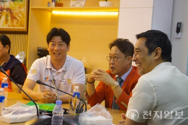 필리핀의 카르멜로 라자틴 2세 앙헬레스시 시장과 김영태 양양로타리클럽 회장이 앙헬레스시 로타리클럽 회원들의 이야기를 경청하고 있다. (제공: 양양로타리클럽) ⓒ천지일보 2025.11.09.