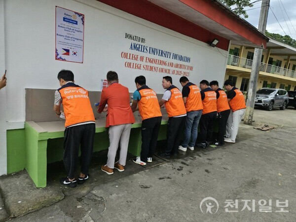 양양로타리클럽 봉사회원들이 필리핀 테레사타 초등학교의 수돗가 시설을 점검하고 있다. (제공: 양양로타리클럽) ⓒ천지일보 2025.11.09.