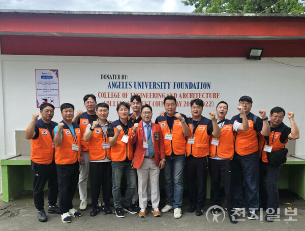 양양로타리클럽 봉사회원들이 필리핀 테레사타 초등학교의 수돗가 시설을 점검한 후 기념촬영을 하고 있다. (제공: 양양로타리클럽)ⓒ천지일보 2025.11.09.