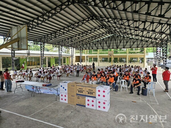 양양로타리클럽 봉사회원들이 필리핀 테레사타 초등학교에서 학용품 및 학교지원 용품 전달식을 갖고 있다. (제공: 양양로타리클럽) ⓒ천지일보 2025.11.09.
