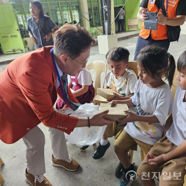 김영태 양양로타리클럽 회장이 초등학생들에게 선물을 나눠주고 있다. (제공: 양양로타리클럽) ⓒ천지일보 2025.11.09.