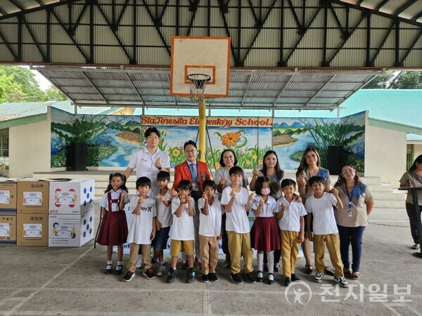 양양로타리클럽이 필리핀 테레사타 초등학교에서 학용품 및 학교지원 용품 전달식을 갖고 기념촬영을 하고 있다. (제공: 양양로타리클럽) ⓒ천지일보 2025.11.09.