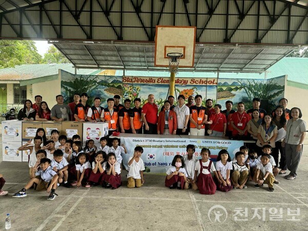 양양로타리클럽이 필리핀 테레사타 초등학교에서 학용품 및 학교지원 용품 전달식을 갖고 기념촬영을 하고 있다. (제공: 양양로타리클럽) ⓒ천지일보 2025.11.09.