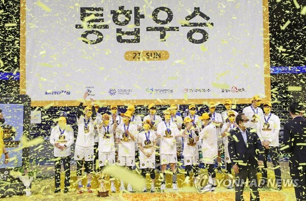 2021-2022시즌 우승한 청주 KB (출처:연합뉴스 자료사진)