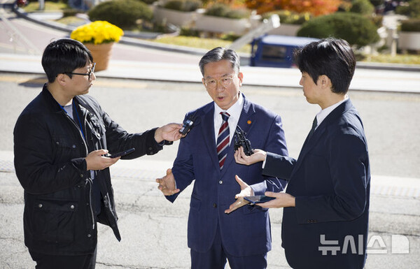 정성호 법무부 장관이 10일 오전 경기 과천시 법무부 청사로 출근길에서 검찰의 '대장동 항소 포기' 결정과 관련해 취재진 질문에 답하고 있다. (출처: 뉴시스) 2025.11.10.