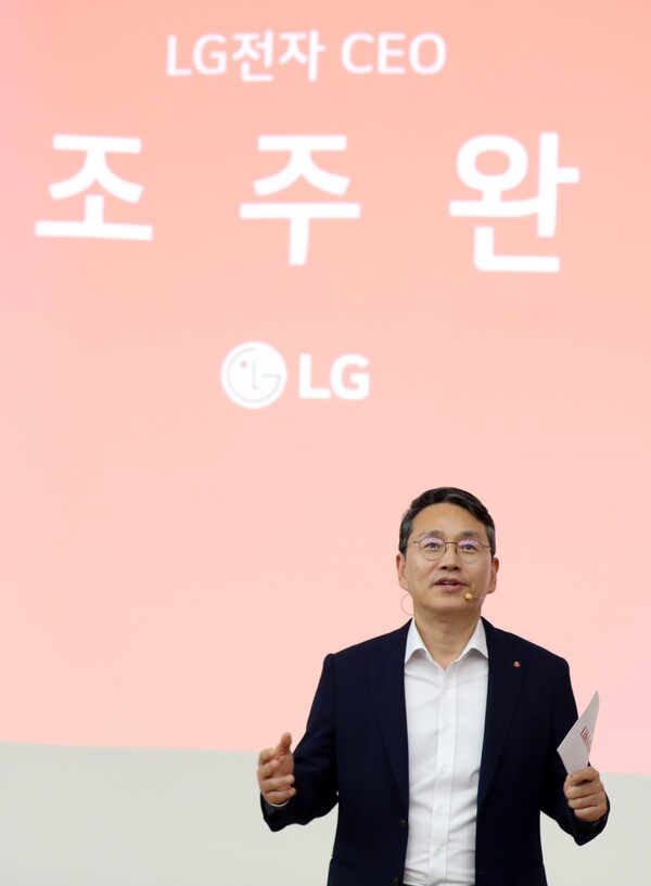 조주완 LG전자 CEO가 지난 2일 부산대학교 기계관에서 재학생 300명에게 CEO 특강을 진행하고 있다. (제공: LG전자)