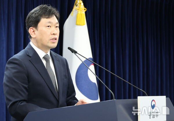 [서울=뉴시스] 윤민호 통일부 대변인이 10일 오전 서울 종로구 정부서울청사에서 현안 관련 정례브리핑을 하고 있다. 윤민호 대변인은 조선중앙통신 통해서 발표한 노광철 국방상 담화와 관련해서 "한미 연합훈련은 전쟁을 억지하고 평화를 지키기 위한 연례적인 것이 되는 방어적 성격 훈련이다. 정부는 앞으로도 한반도의 평화 공정을 실연하기 위한 노력을 차분하고 일관되게 추진할 것"이라며, "향후 상황에 대해서는 저희가 예단하지 않겠다"고 밝혔다. 2025.11.10.