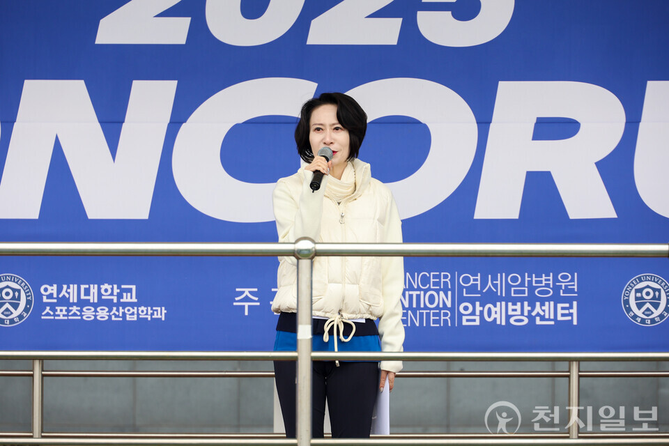축사를 전하는 롯데장학재단 장혜선 이사장