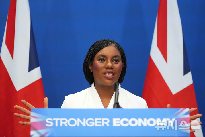 영국 보수당 대표 케미 바데노크가 지난 4일 런던에서 연설을 하고 있다. (출처: 뉴시스)