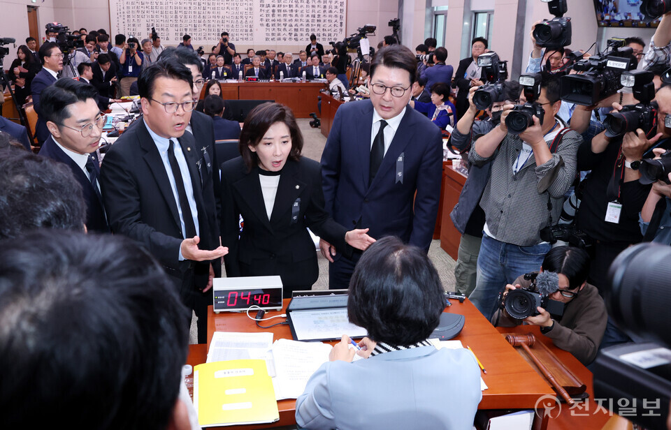 [천지일보=박준성 기자] 국민의힘 의원들이 13일 서울 여의도 국회 법사위에서 열린 대법원 등 국정감사에서 의사진행과 관련해 추미애 법제사법위원장에게 항의를 받고 있다. ⓒ천지일보 2025.10.13.