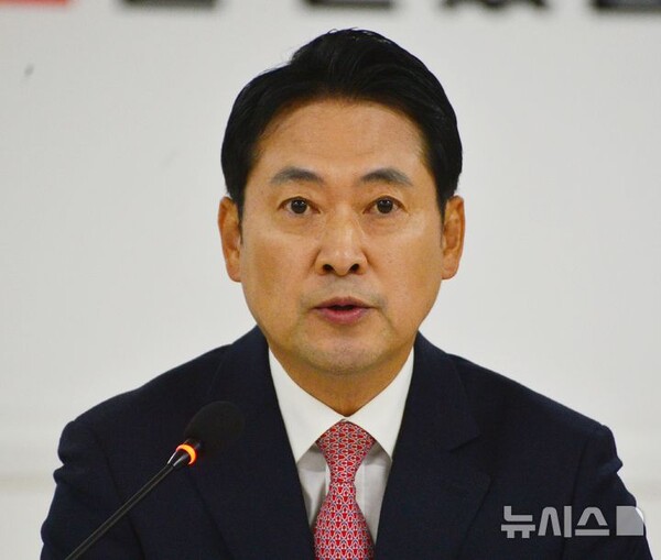 국민의힘 장동혁 대표가 10일 오전 충북 청주시 충북도당에서 열린 최고위원회의에서 모두 발언하고 있다. (출처: 뉴시스)