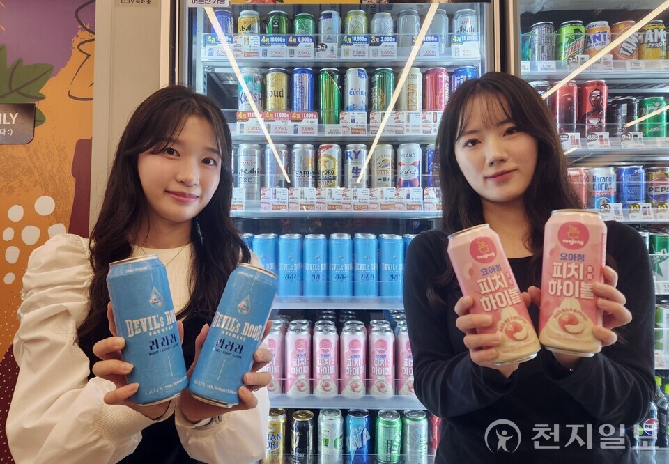 이마트24는 신세계푸드의 수제맥주 브랜드 ‘데블스도어’, 디저트 브랜드 ‘요아정’과 협업한 ‘데블스도어 라라라 맥주 500ml(3500원)’와 ‘요아정 피치토핑 하이볼 500ml(4500원)’를 출시한다고 10일 밝혔다. (제공: 이마트24)
