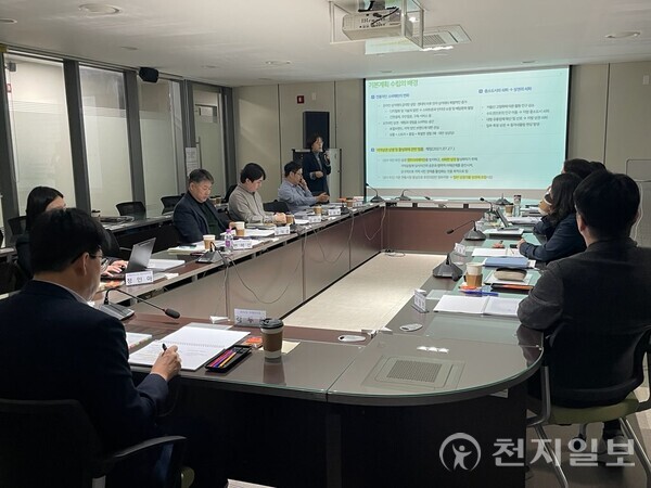 충북도는 10일 충북연구원 중회의실에서 ‘2026 충청북도 지역상권 상생 및 활성화 기본계획 수립 연구용역’ 착수보고회를 열었다고 밝혔다. 사진은 회의 현장 모습. (제공: 충북도청) ⓒ천지일보 2025.11.10.