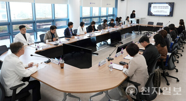 단국대병원이 천안의료원을 비롯해 천안지역 복지기관들과 퇴원환자의 지역사회 연계 강화를 위한 간담회를 하고 있다. (제공: 단국대병원) ⓒ천지일보 2025.11.10.