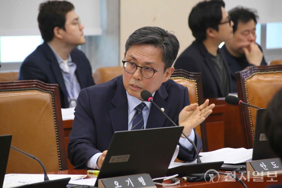 더불어민주당 안도걸 의원이 27일 국회 기획재정위원회 수출입은행 국정감사에서 발언하고 있다. 안 의원은 이날 “중소기업의 EDCF 입찰비중이 58%에서 2%로 급락했다”며 “소액차관 기준을 700만 달러에서 2000만 달러로 상향하고 공급망안정화기금을 활용한 전략물자 비축 기업 융자를 신설해야 한다”고 강조했다. (제공: 더불어민주당 안도걸 의원실) ⓒ천지일보 2025.10.27.