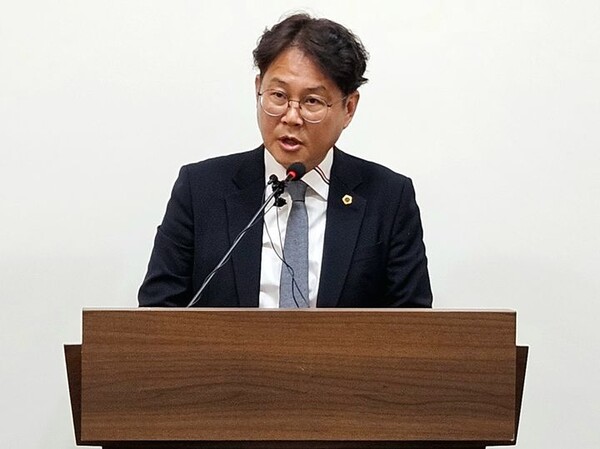 이정범 충북도의회 교육위원장은 10일 충북도청 브리핑룸에서 기자회견을 하고 있다. (출처: 뉴시스)