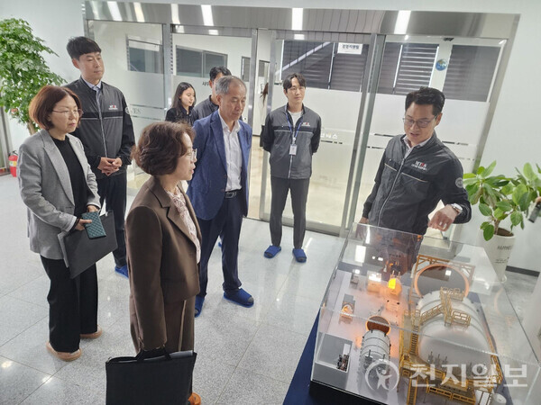 경남 진주시가 ‘우주환경시험시설’ 구축사업을 본격적으로 추진한다고 10일 밝혔다. 사진은 김성일 우주항공경제국장을 포함한 시 관계자들이 설명을 듣는 모습. (제공: 진주시청) ⓒ천지일보 2025.11.10.