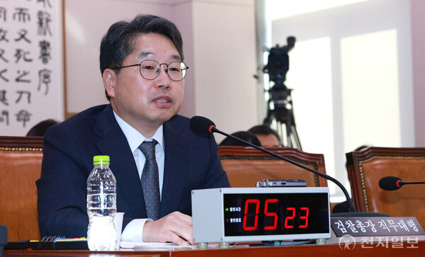 [천지일보=박준성 기자] 노만석 검찰총장 직무대행이 27일 서울 여의도 국회에서 열린 법제사법위원회의 대검찰청에 대한 국정감사에서 의원 질의에 답하고 있다.  ⓒ천지일보 2025.10.27.