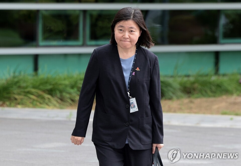 (서울=연합뉴스) 임은정 신임 서울동부지검장이 4일 서울 송파구 서울동부지방검찰청으로 출근하고 있다.