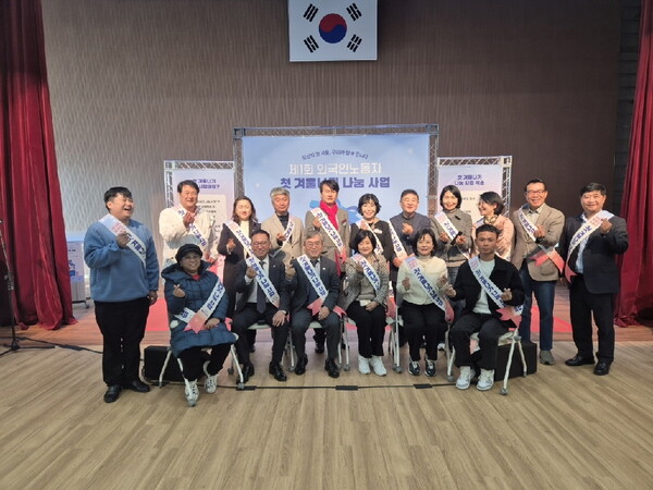  지난 9일 열린 외국인노동자 첫 겨울나기 나눔 행사 참석자들이 기념촬영을 하고 있다. (제공: 화성특례시청) ⓒ천지일보 2025.11.11.