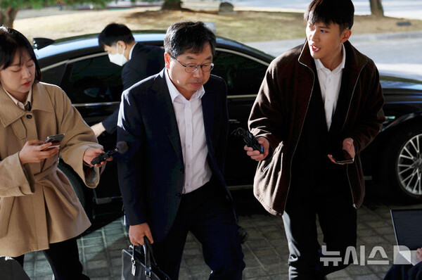 대장동 사건 항소 포기를 두고 검찰 조직 내부에서 거센 반발이 이어지고 있는 가운데 노만석 검찰총장 직무대행이 10일 오전 서울 서초구 대검찰청으로 출근하고 있다. (출처: 뉴시스) 2025.11.10.