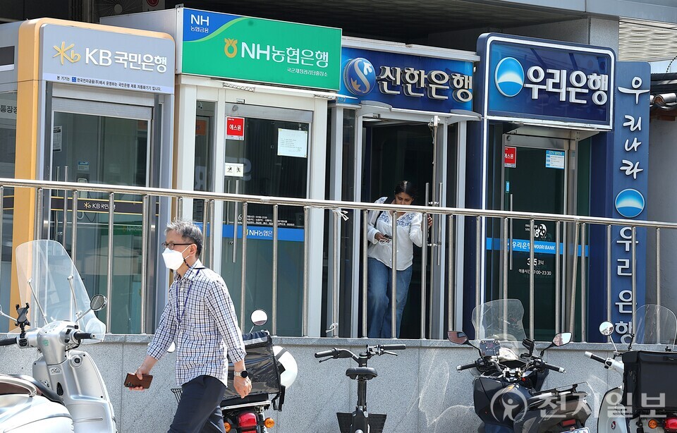[천지일보=이시문 기자] 23일 서울 시내 시중은행 ATM를 시민이 이용하고 있다. ⓒ천지일보 2025.06.23.