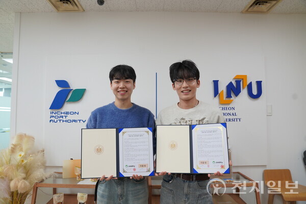 지난 7일 인천대학교 IN소셜캠퍼스를 통해 사회적기업 간 업무협약식 체결 후 기념 촬영. ㈜스코플 신현우 대표(왼쪽)와 김강 곡물원 대표.(제공: 인천대학교) ⓒ천지일보 2025.11.11.