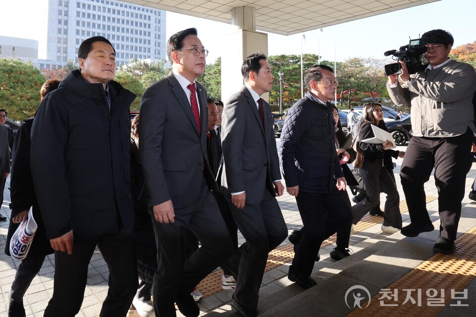 [천지일보=남승우 기자] 국민의힘 장동혁 대표와 송언석 원내대표를 비롯한 의원들이 11일 서울 서초구 대검찰청 앞에서 검찰의 대장동 개발 비리사건 항소 포기와 관련해 노만석 검찰총창 대행 사퇴를 촉구하며 항의 방문을 시도하고 있다. ⓒ천지일보 2025.11.11.