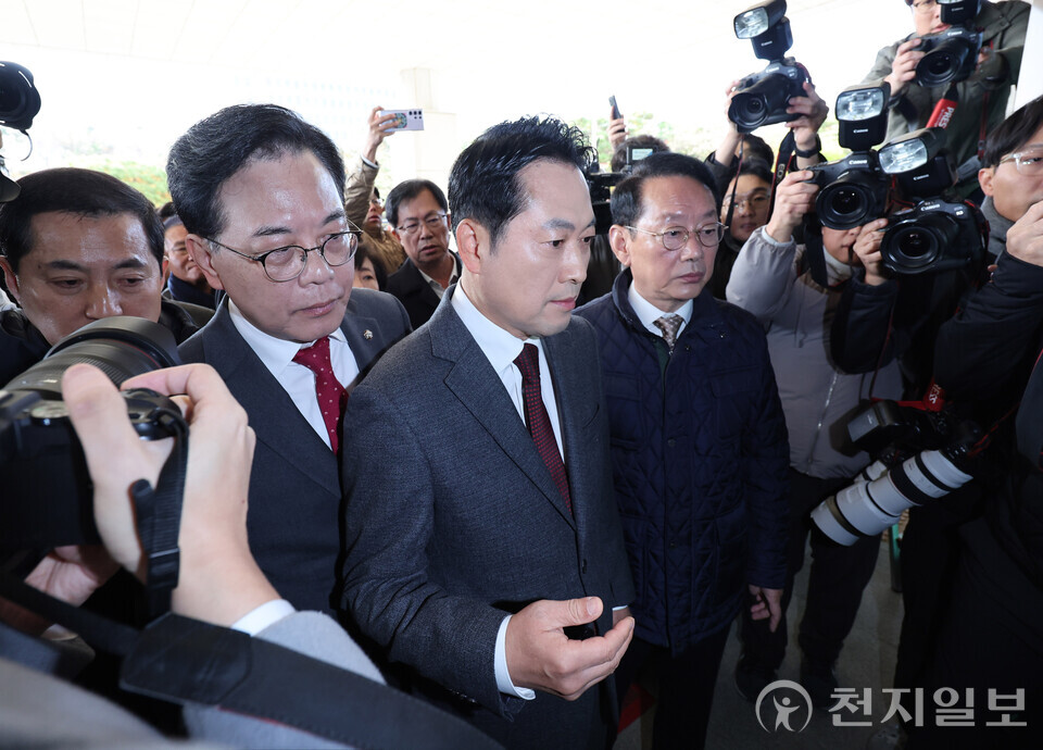 [천지일보=남승우 기자] 국민의힘 장동혁 대표와 송언석 원내대표를 비롯한 의원들이 11일 서울 서초구 대검찰청 앞에서 검찰의 대장동 개발 비리사건 항소 포기와 관련해 노만석 검찰총창 대행 사퇴를 촉구하며 항의 방문하고 있다. ⓒ천지일보 2025.11.11.